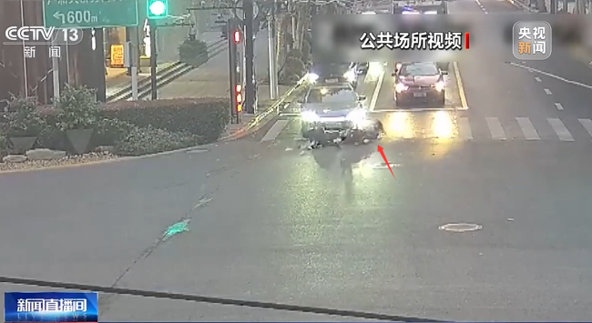 骑车人闯灯横穿马路被撞负全责 交通事故应该谁错谁担责