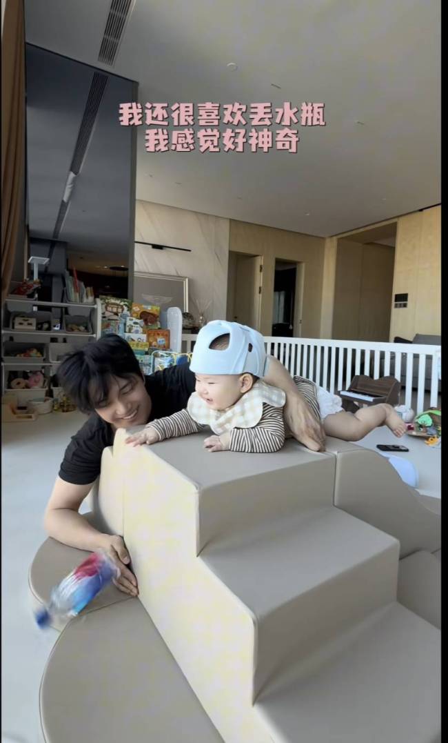 张檬给7个月儿子刷牙 母爱满满