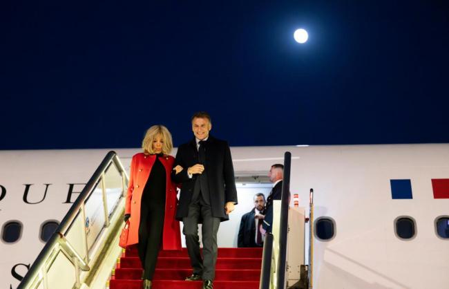 马克龙携夫人访华下机时牵手又挽手 绅士范儿十足