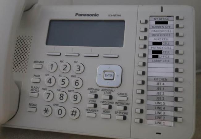 爱泼斯坦萝莉岛豪宅内挂诡异面具 豪宅内部首次曝光