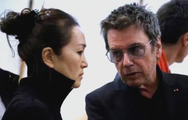 法新社发布马克龙夫妇抵京照片 巩俐夫妇罕见同行