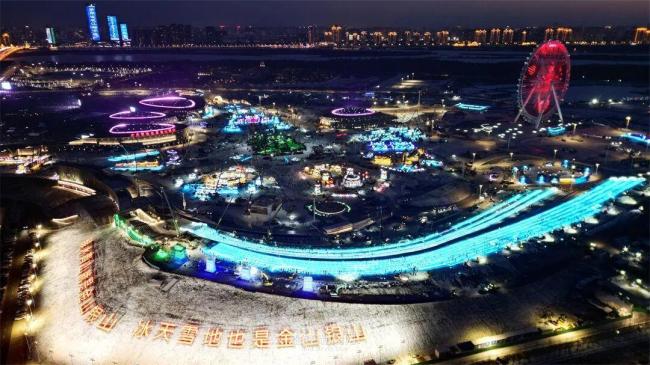 网友建议的冰滑梯成真了 施工正酣！