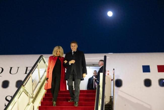 莫迪亲自迎接普京热情拥抱 印俄领导人非正式会晤