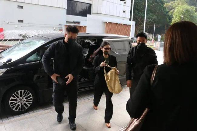 45岁张柏芝现身法庭 涉违约案开审