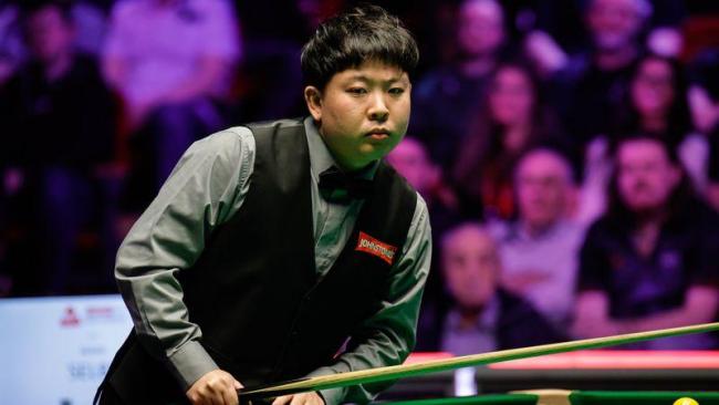 英国锦标赛：丁俊晖惊险绝杀挺进八强，赵心童状态低迷不敌张安达；希金斯遭逆转 斯诺克英锦赛精彩继续
