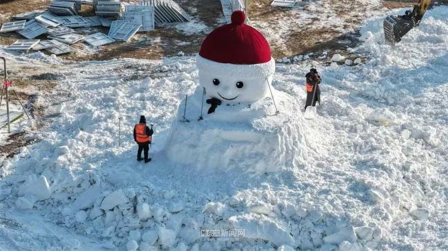 网友建议的冰滑梯成真了 施工正酣！