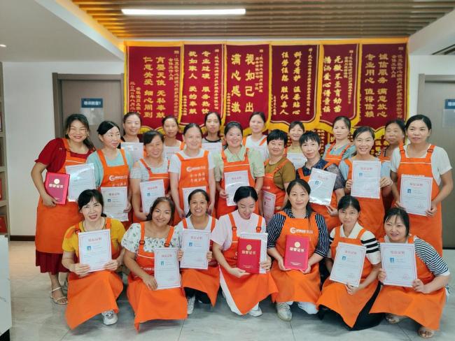 47歲女子成了客戶“搶著要”的月嫂 培訓(xùn)后收入翻倍