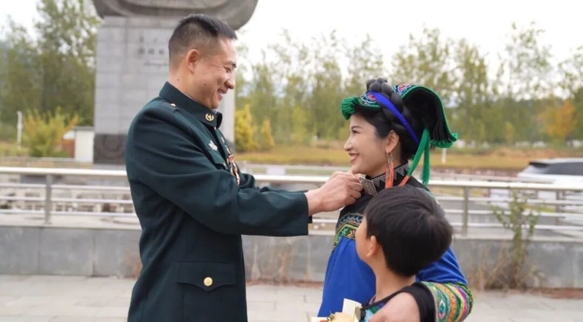 老兵挂满勋章归来向妻子申请回家感动全网