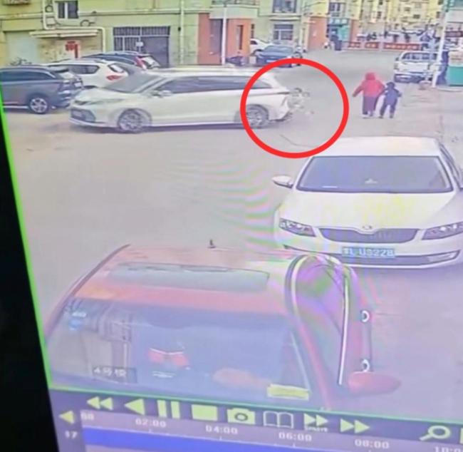 内蒙古一法院人员倒车致2死，官方确认属实！为何性别成了“机密”？