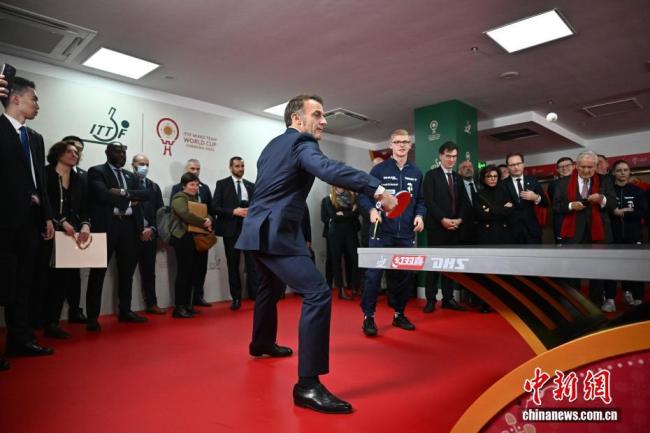 马克龙与王楚钦孙颖莎打球 中法友谊切磋球技