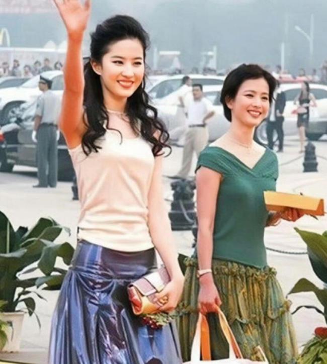 看到了五十多岁的孟子义 母女共用一张脸