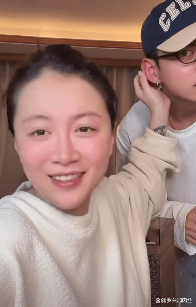 李嘉格与男友初次见面主动邀约散步 甜蜜互动曝光