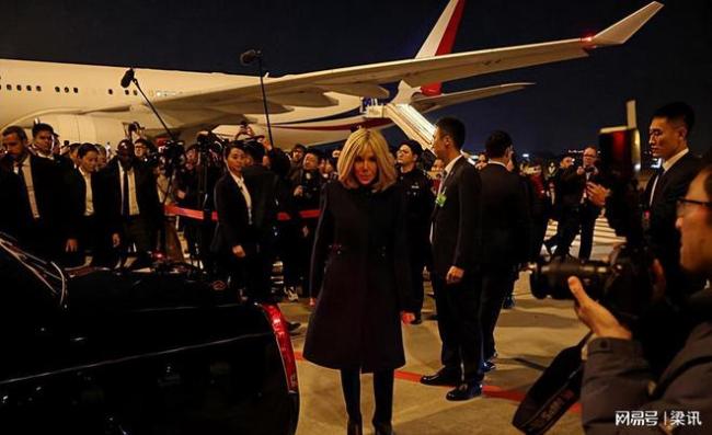 马克龙携夫人抵达成都 布里吉特优雅亮相