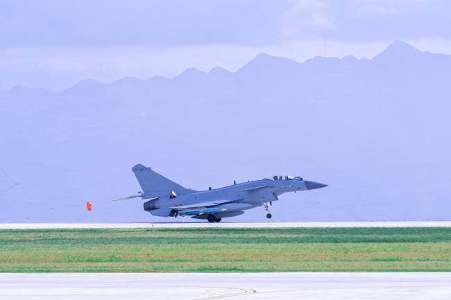 南部空军实战化训练大片来了 锤炼打赢能力