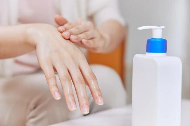 這樣洗澡當心越洗越癢！防手足皸裂必看