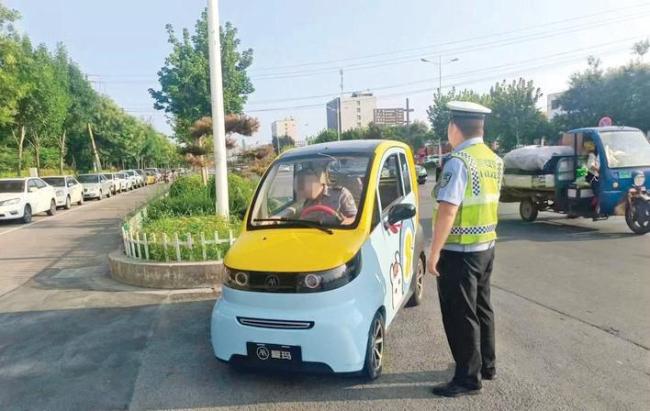 大爺剮蹭后說挪車 結(jié)果開老頭樂跑了 肇事逃逸成新痛點