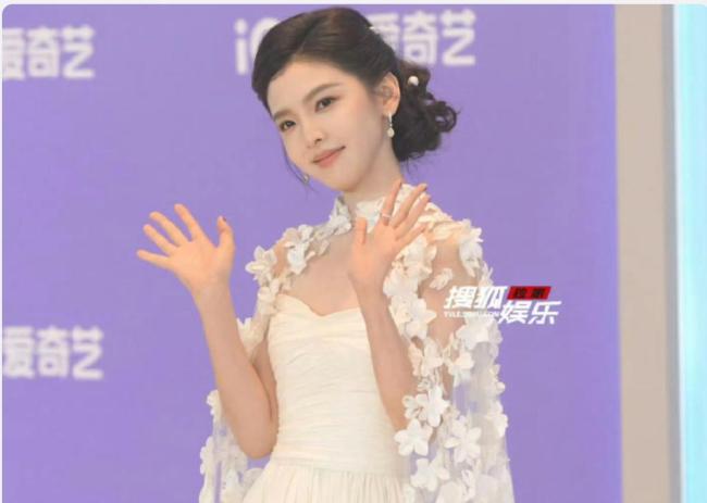 章若楠亮相2025愛奇藝尖叫之夜紅毯 白茉莉花造型仙氣十足