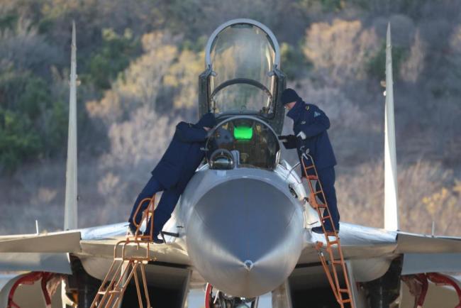 海军航空大学某基地跨昼夜飞行训练 锤炼全天候作战能力