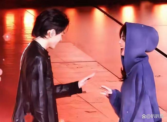 白鹿曾舜晞十指相扣好自然