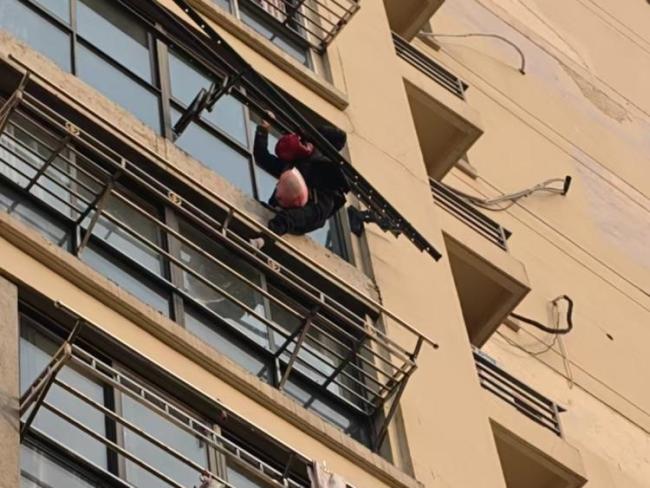 生死13秒 泰州公安高空救回坠楼女子