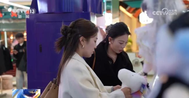 小玩偶穿出大市场 小小“娃衣”为何“出圈”?