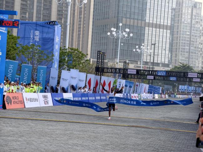 高鵬獲深圳馬拉松男子組國(guó)內(nèi)第一 中國(guó)首位沖線選手