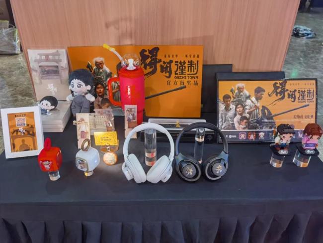 《得閑謹制》:“國劇門臉”沒掉鏈子 正午陽光首映亮眼