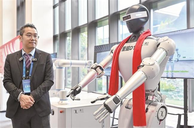 眾擎T800機(jī)器人引臺(tái)媒驚呼 機(jī)器人踢技震撼全場(chǎng)