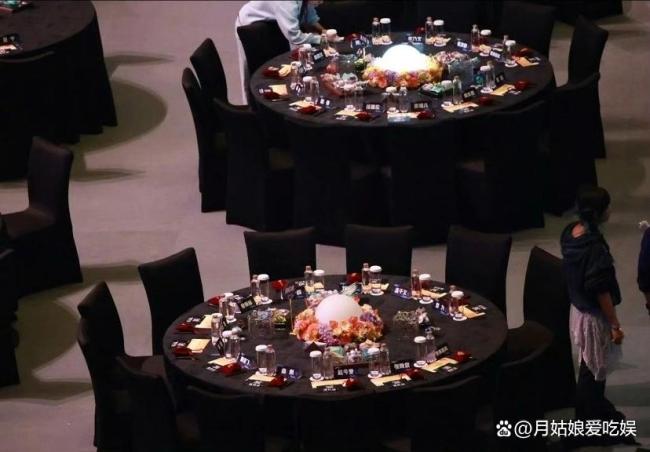 董璇带着小酒窝到处合影 星二代的温暖瞬间