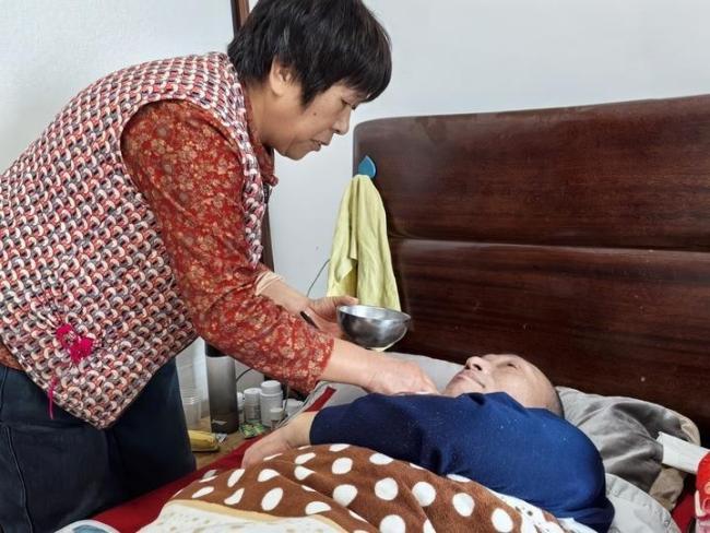 男子照顾脑溢血妻子23年 爱与坚持的力量
