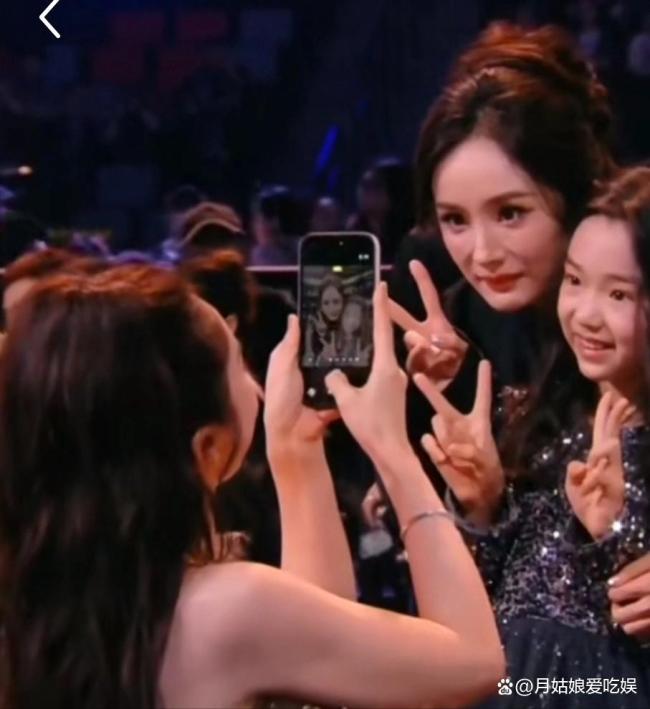 董璇带着小酒窝到处合影 星二代的温暖瞬间