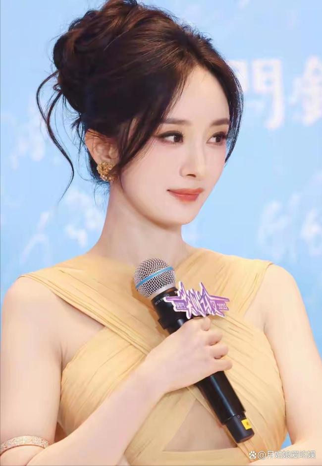 董璇带着小酒窝到处合影 星二代的温暖瞬间