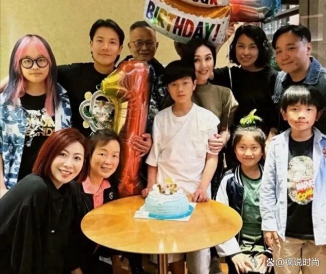 楊千嬅兒子長這么高了 13歲已超170cm