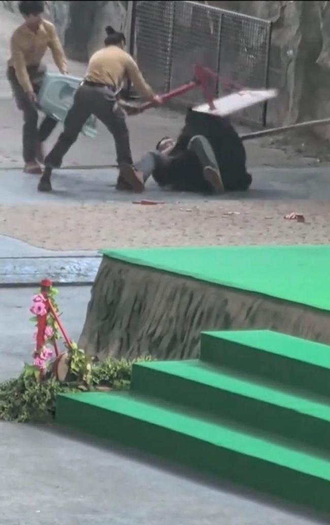 飼養(yǎng)員稱被攻擊因黑熊想吃胡蘿卜