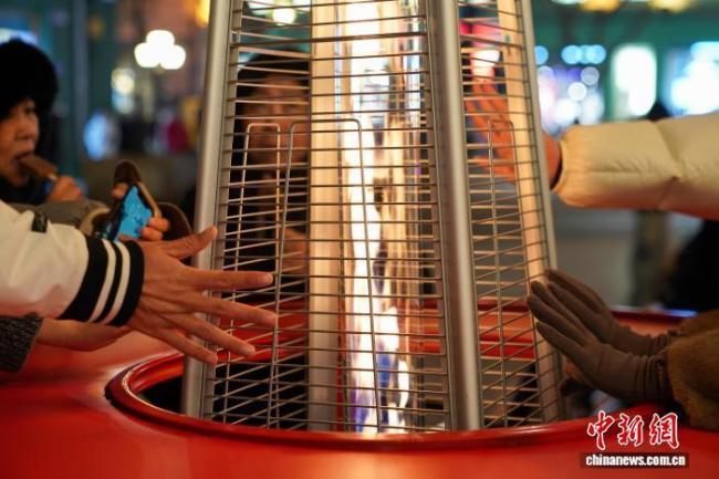 哈尔滨中央大街暖炉上线 冬日温暖升级