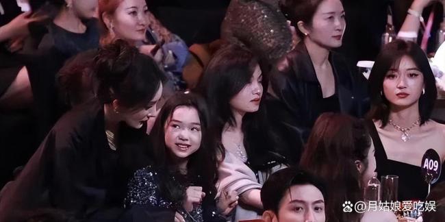 董璇曬小酒窩與白鹿自拍 溫馨畫面暖人心