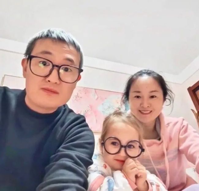 中国夫妻生出金发碧眼女儿 鉴定为亲生