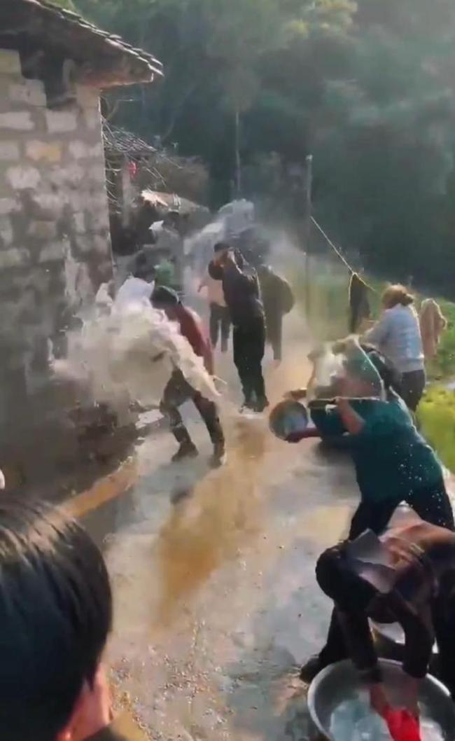 準(zhǔn)新郎上門(mén)提親遭女方“潑水突襲” 傳統(tǒng)習(xí)俗引熱議