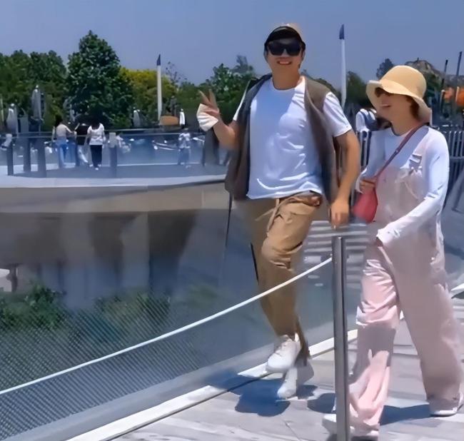 鄧超假裝“親一口”逗笑孫儷 恩愛如初撒狗糧