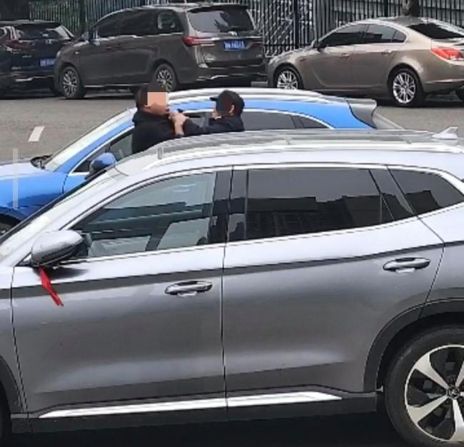 男子開保時捷跑順風(fēng)車 偷190塊電瓶 豪車成作案工具