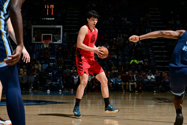 杨瀚森首发上场精彩集锦,梦幻脚步暴扣,妙传连连,下半场强势回归!