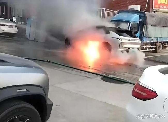 安徽一領(lǐng)克新能源車發(fā)生爆燃 幸無人員傷亡