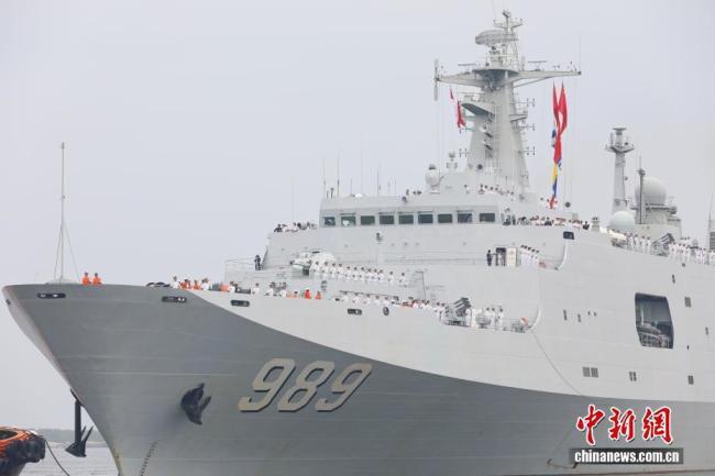中國海軍989編隊抵達印尼進行友好訪問 400余人碼頭迎接