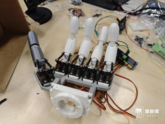 男子在杭州車庫手搓機器人 工程師慕名學藝