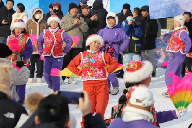 你的爾濱冰雪季冰塊正在開(kāi)采 采冰節(jié)拉開(kāi)冬日文旅盛宴