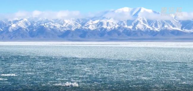 賽里木湖現(xiàn)冰推奇景