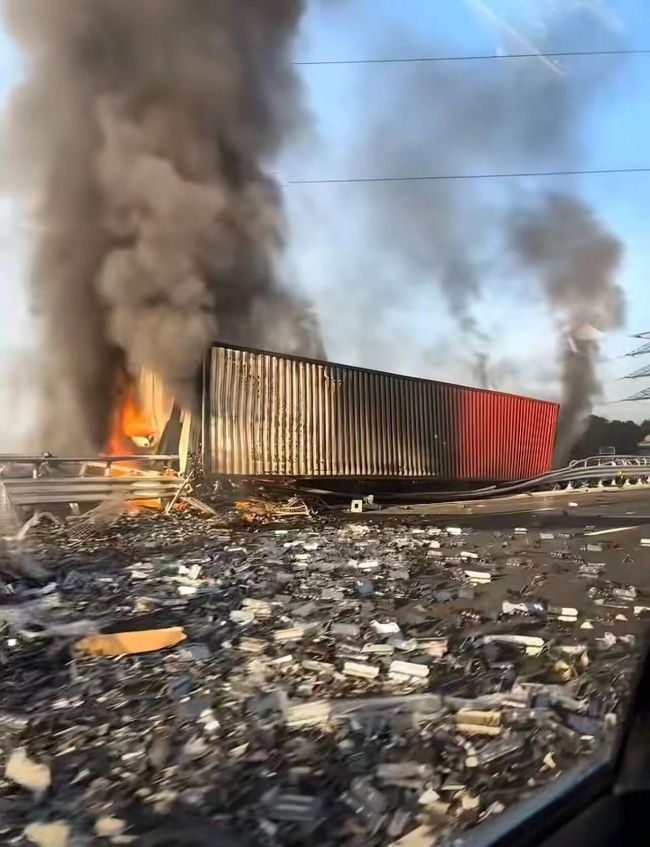 江蘇潤(rùn)揚(yáng)大橋南發(fā)生交通事故