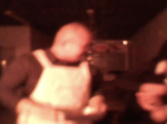 博主用挖耳勺給廚師拍宣傳片