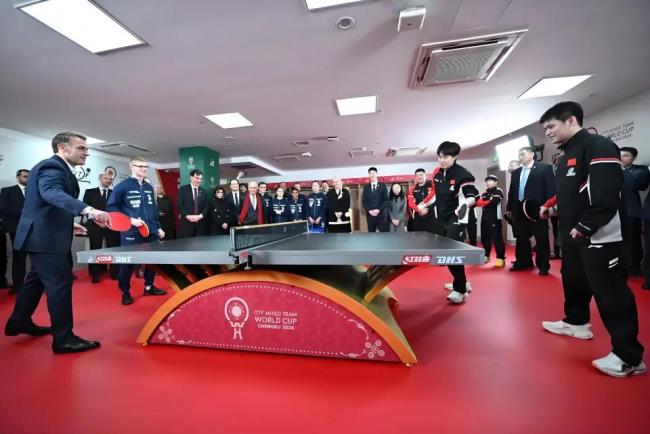 王曼昱得到马克龙的点赞 乒乓酬酢展现自信风韵