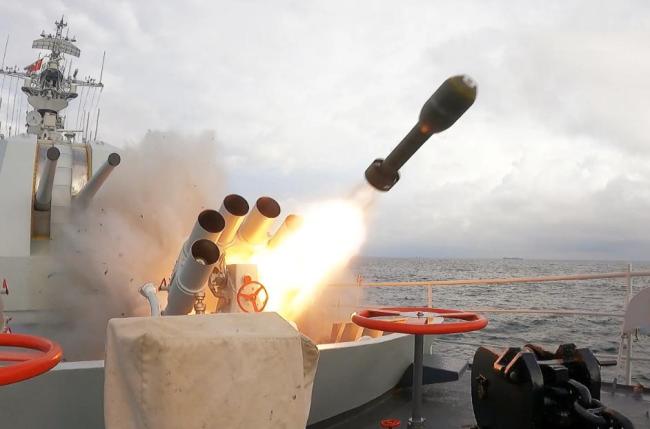 外交部：日方立即停止滋扰中方演训 严正警告引国际关注